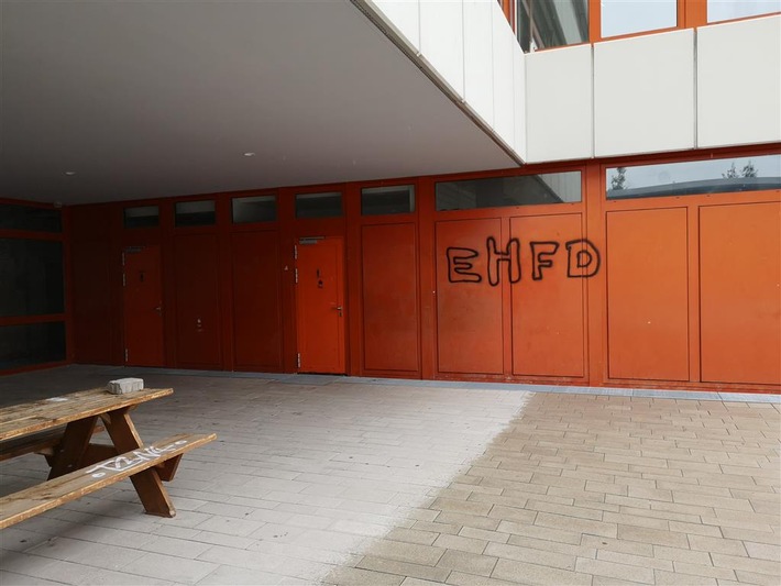 POL-PDPS: Schmierereien an Integrierter Gesamtschule