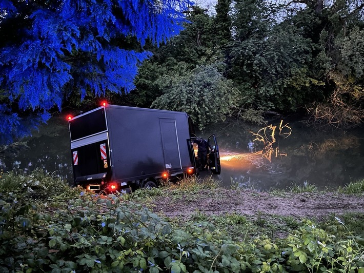 POL-PDLD: Neuburg am Rhein - LKW-Fahrer muss aus Altrhein gerettet werden