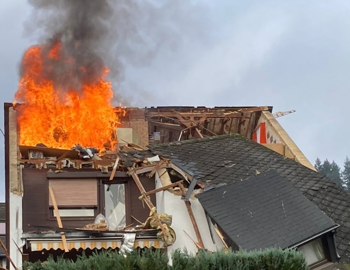 POL-PDWIL: Wohnhausbrand eines Einfamilienhauses mit Personenschaden