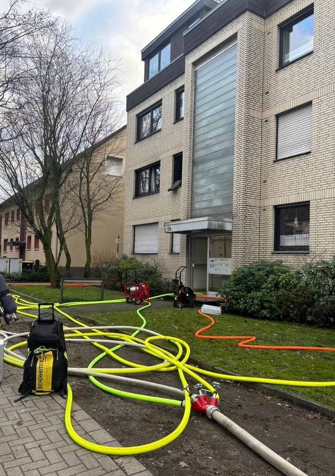 FW-RE: Tragischer Wohnungsbrand fordert ein Todesopfer am zweiten Weihnachtstag