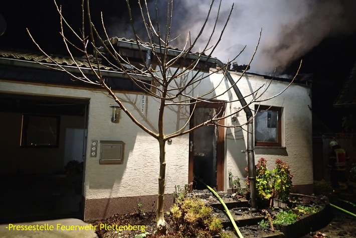 FW-PL: Folgemeldung.Wohnhaus komplett durch Brand zerstört. Bewohner war nicht zu Hause