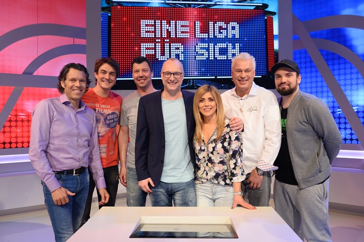 Zwei Urgesteine unter sich: Urs Meier gegen Toni Polster im direkten Duell bei "Eine Liga für sich" am 1. Mai exklusiv auf Sky 1