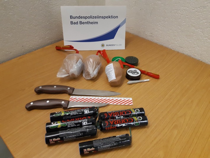 BPOL-BadBentheim: 22-Jähriger mit verbotenen Messern und Feuerwerkskörpern erwischt