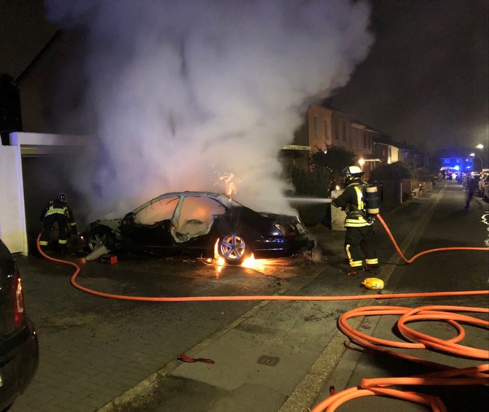 FW-DO: 23.02.2021 - FEUER IN BRACKEL PKW brennt in voller Ausdehnung