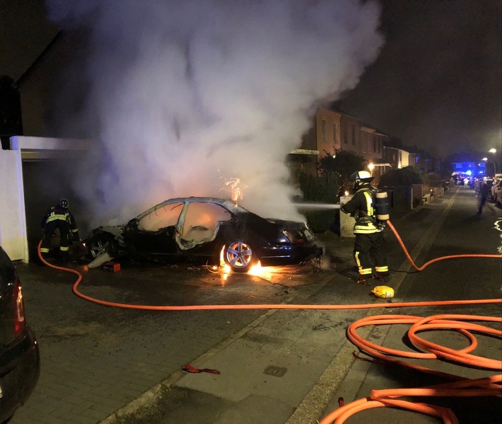 FW-DO: 23.02.2021 - FEUER IN BRACKEL PKW brennt in voller Ausdehnung