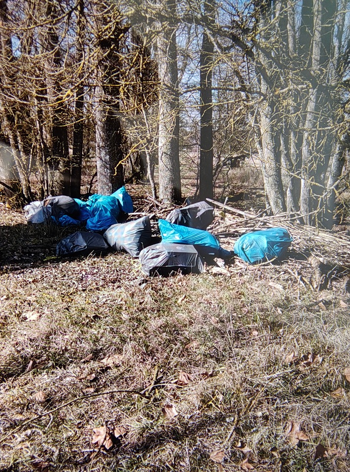 POL-UL: (UL) Blaubeuren - Große Mengen Müll entsorgt / Am Dienstag fand ein Zeuge die Müllsäcke.