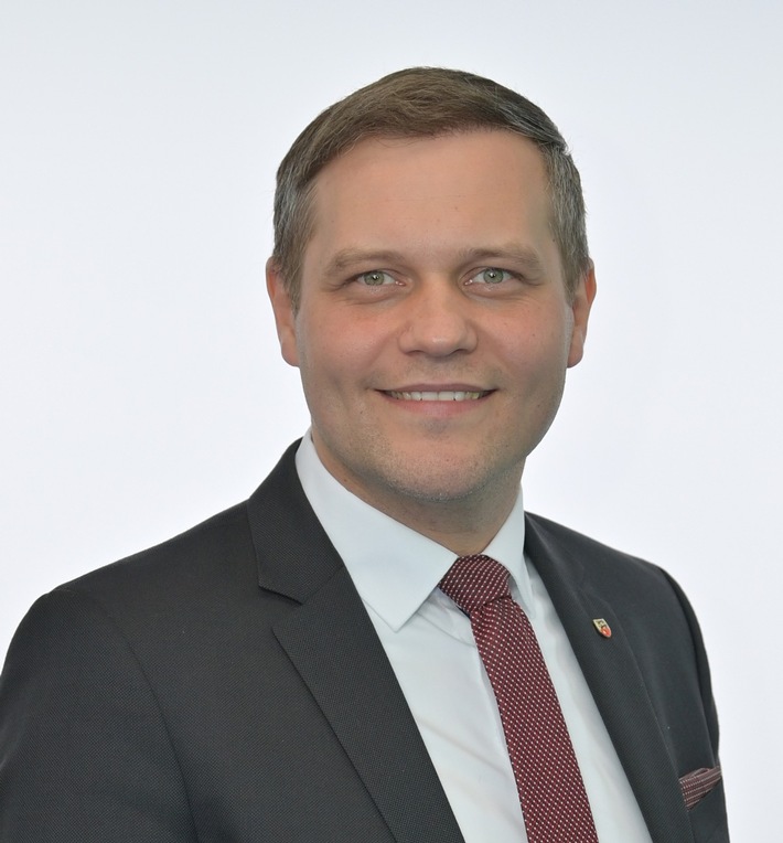 Zumeldung Warum Kretschmann Merkel für ihre Corona-Politik auszeichnet