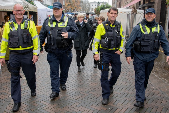 POL-KLE: Goch - Erste gemeinsame Streife des Kommunalen Ordnungsdienstes und der Polizei Goch auf dem Flachsmarkt / Gemeinsame Presseerklärung der Stadt Goch und der Polizei im Kreis Kleve