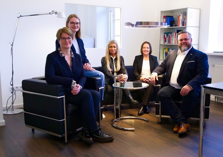 Das Team der Rheindorf Stiftungsmanagement gGmbH im frisch eröffneten Stiftungshaus in Leverkusen. / Weiterer Text über ots und www.presseportal.de/nr/165923 / Die Verwendung dieses Bildes für redaktionelle Zwecke ist unter Beachtung aller mitgeteilten Nutzungsbedingungen zulässig und dann auch honorarfrei. Veröffentlichung ausschließlich mit Bildrechte-Hinweis.