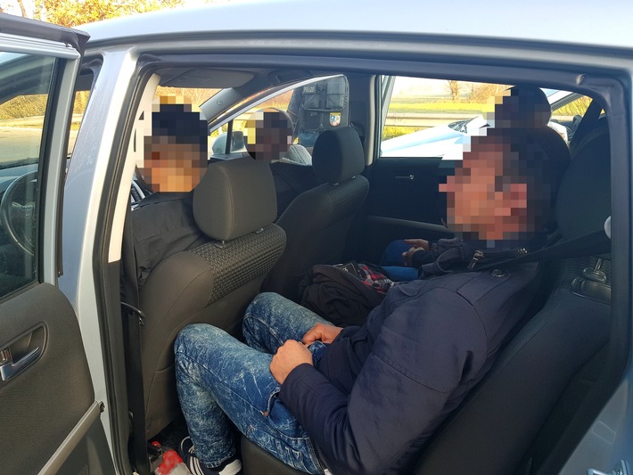 Bundespolizeidirektion München: Anerkannte Asylbewerber unter Schleusungsverdacht - Rosenheimer Bundespolizei: Vier mutmaßliche Schleuser und etwa 40 Migranten am Wochenende