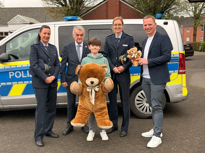 POL-COE: Coesfeld, Dülmen/ Innenminister überreicht erstmals Trostteddy an bei Unfall verletztes Kind