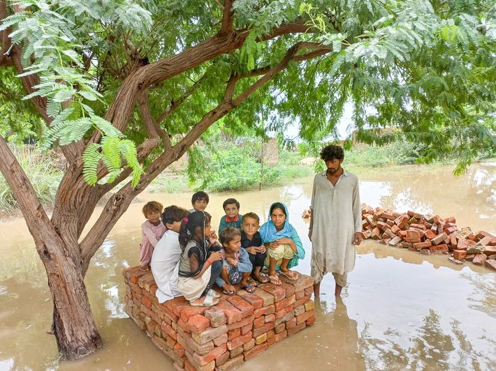 Flut Südasien: Lokale Partner sind die Lebensretter der ersten Stunde / In Kooperation mit Bündnisorganisationen von &quot;Aktion Deutschland Hilft&quot; leisten Partner vor Ort Nothilfe in Pakistan und Indien