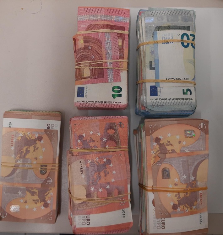 BPOL NRW: Bundespolizei stellt über 78.000 Euro sicher - Verdacht der Geldwäsche liegt vor