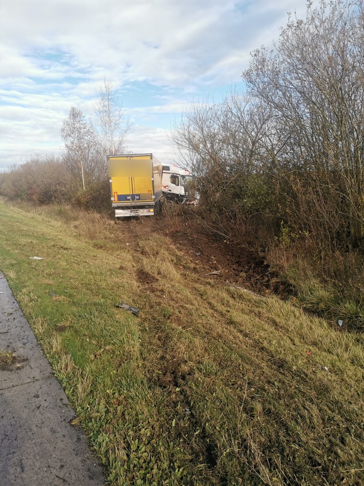 API-TH: Sattelzug erfasst Pkw auf dem Standstreifen