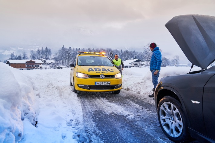 ADAC zählt vermehrt Winter-Einsätze / Erste Kälte: Rund 55.000 Autofahrern wurde allein von Freitag bis Montag geholfen / In jedem zweiten Fall ist die Batterie betroffen