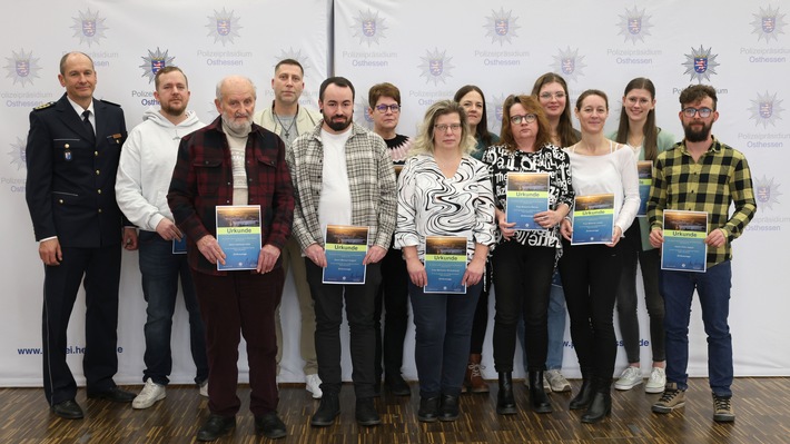 POL-OH: Leuchtende Beispiele: Polizeipräsident Michael Tegethoff belobigt zwölf Osthessen für Zivilcourage
