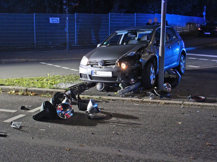 POL-ME: Mit rund 2,5 Promille gegen eine Ampel gerast - Ratingen - 2210013