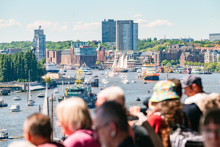 Spektakuläre Schiffsvielfalt beim 837. Hafengeburtstag Hamburg