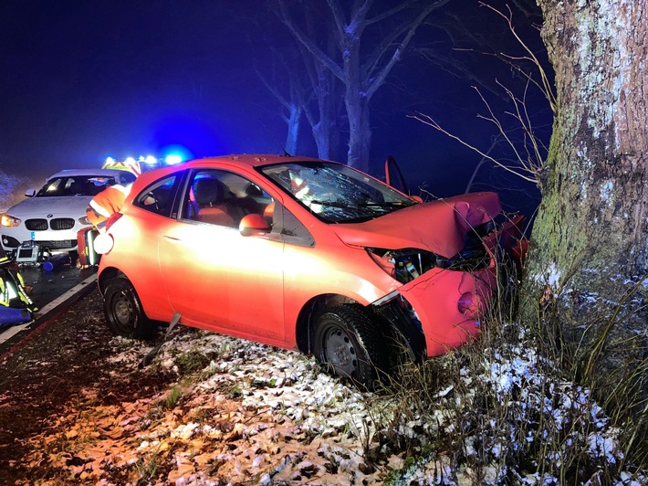 POL-GM: Auf winterlicher Fahrbahn von der Straße abgekommen