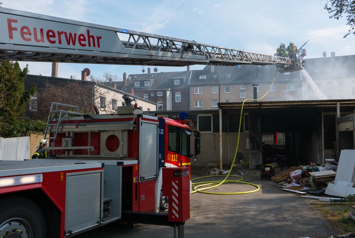 FW-GE: Feuer in einer Lagerhall - Rauchwolke über Rotthausen