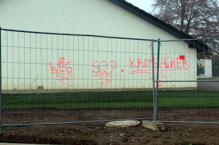 POL-OE: Unbekannte beschädigen Schulgebäude mit Graffiti