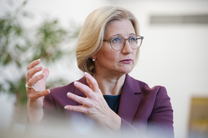 Die saarländische Ministerpräsidentin Anke Rehlinger (SPD). Das Saarland fördert ein KI-Projekt von DRIVE local e. V., dem Deutschen Forschungszentrum für Künstliche Intelligenz (DFKI) und der Saarbrücker Zeitung für starken Lokaljournalismus. / Weiterer Text über ots und www.presseportal.de/nr/182454 / Die Verwendung dieses Bildes für redaktionelle Zwecke ist unter Beachtung aller mitgeteilten Nutzungsbedingungen zulässig und dann auch honorarfrei. Veröffentlichung ausschließlich mit Bildrechte-Hinweis.