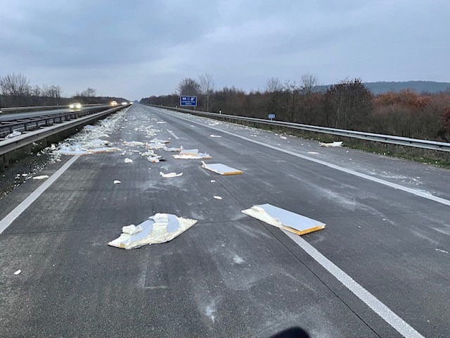 POL-PDKL: Zeugenaufruf...Ladung über gesamte Autobahn verteilt....