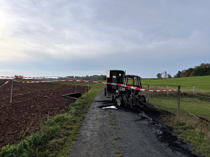 POL-GÖ: (434/2022) Kleintraktor brennt auf Feldweg vollständig aus - Ursache unbekannt, Polizei sucht Zeugen