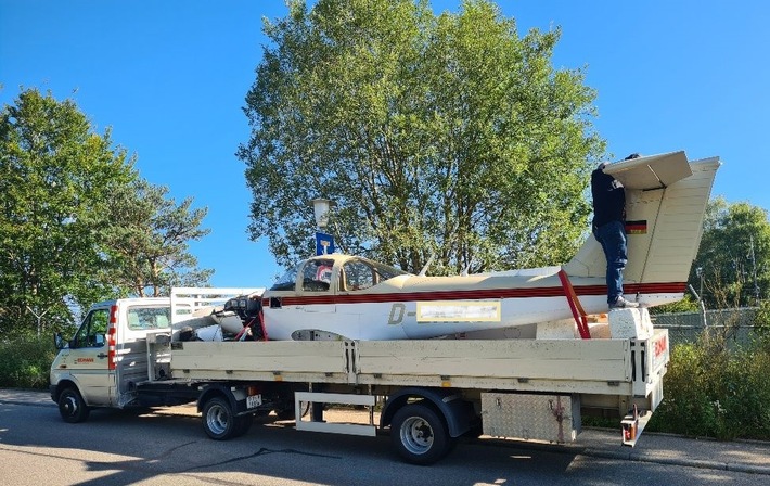 POL-KN: (A81 Sulz am Neckar, Lkrs. Rottweil) Sportflugzeug zu breit für Anhänger