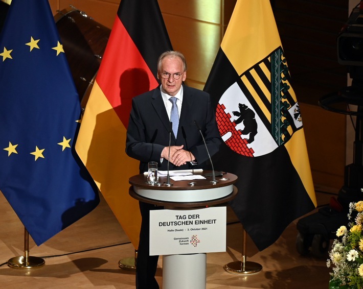 MP Reiner Haseloff beim Festakt zum 31. Tag der Deutschen Einheit in Halle (S.) // (c) Staatskanzlei / Thomas Meinicke / Weiterer Text über ots und www.presseportal.de/nr/157804 / Die Verwendung dieses Bildes ist für redaktionelle Zwecke unter Beachtung ggf. genannter Nutzungsbedingungen honorarfrei. Veröffentlichung bitte mit Bildrechte-Hinweis.