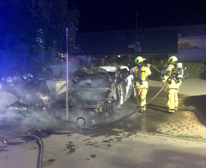 FW-Stolberg: Brennendes Elektroauto / Pfadfindergruppe spendet Bautrockner