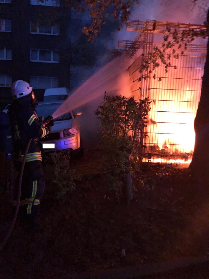 POL-ME: Ungeklärter Containerbrand zieht auch Fahrzeug in Mitleidenschaft - Polizei sucht Zeugen - Velbert - 2004110