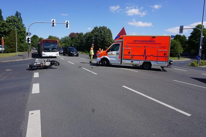 FW Ratingen: Verkehrsunfall mit Rettungswagen