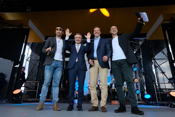 First stage of the Tour de France 2017 starts with the individual time trials on 1 July at the Düsseldorf trade fair / 198 racing cyclists introduced at the team presentation in Düsseldorf