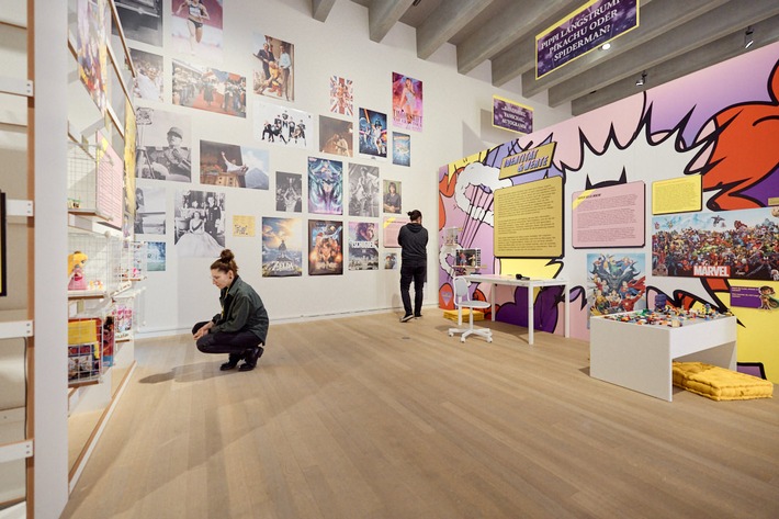 Letzte Chance: Ausstellung «geliebt, gelobt, gehypt» begeistert mit KI-Begleitung Familien & junge Menschen