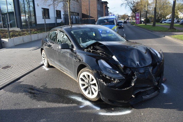 POL-MG: Unfall-Flucht in Odenkirchen: 18-Jähriger fährt in Audi RS3 davon