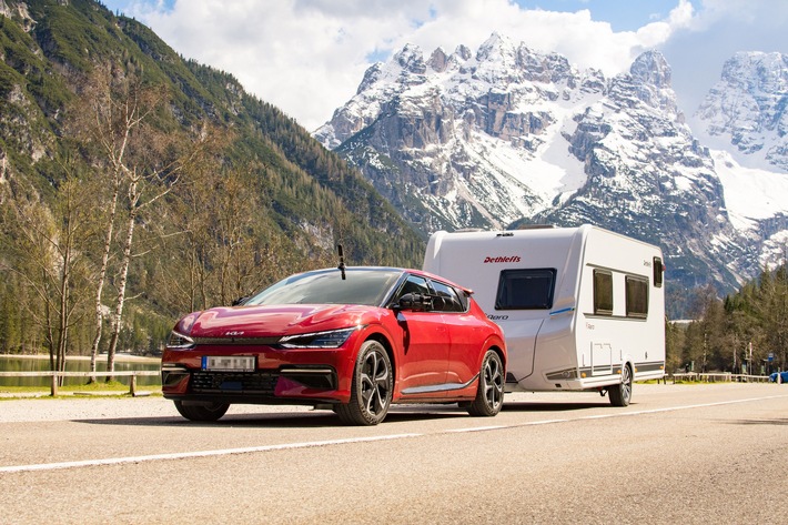 Mit Elektroauto und Wohnwagen in den Urlaub / ADAC Testfahrt durch Österreich, Italien und Slowenien: Kia besticht mit guter Zugleistung / Laden wird zum Abenteuer