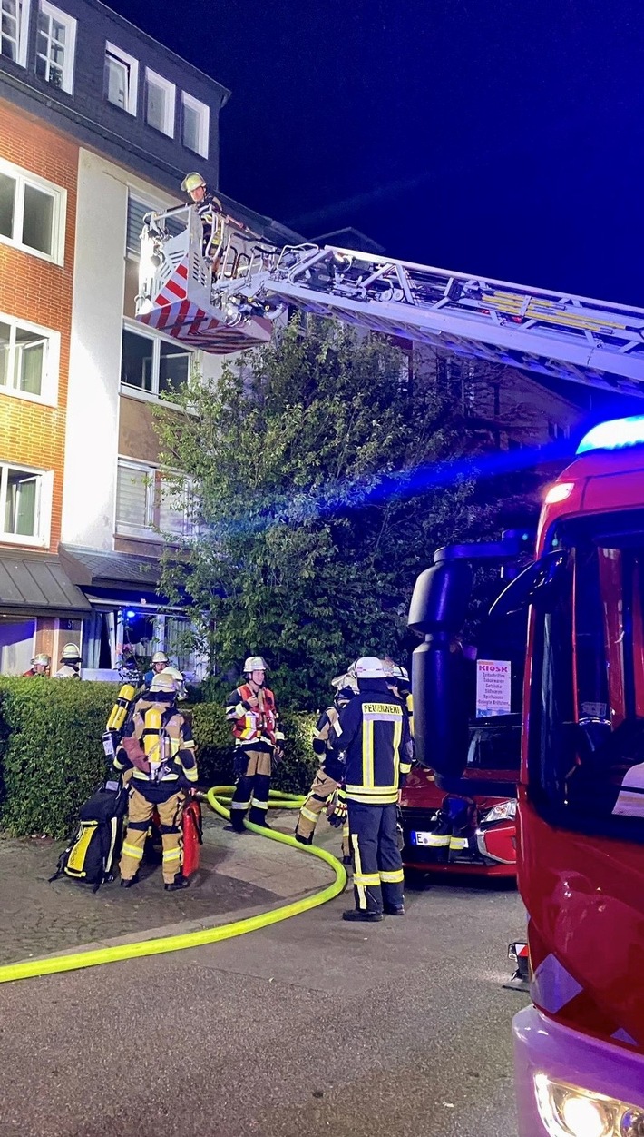 FW-E: Zimmerbrand in Mehrfamilienhaus - Feuerwehr rettet eine Frau aus Brandwohnung