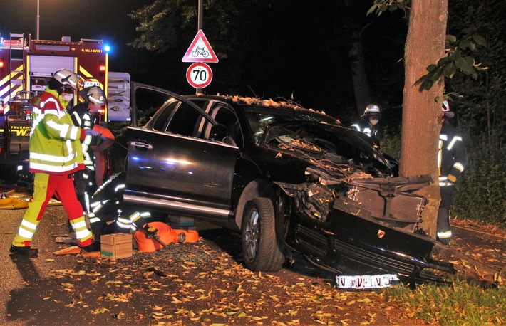 POL-VIE: Willich-Neersen: Autofahrer prallt gegen Baum und wird schwer verletzt