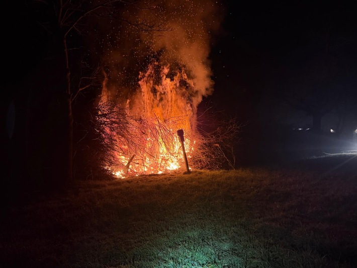 POL-WHV: Brand von Grünschnitt auf Grundstück in der Karl-Nieraad-Straße