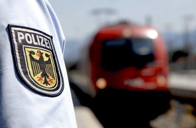 BPOL-F: Bahnreisender bedroht Reisende und beleidigt Bundespolizisten