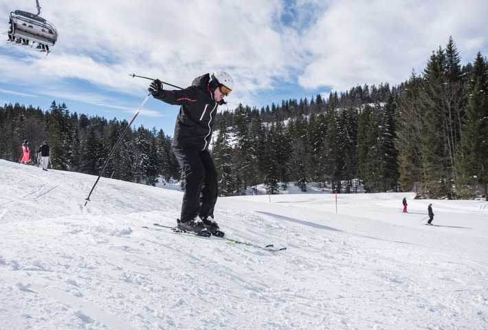 Beinbruch im Winterurlaub / Auslandsreise-Krankenversicherung verhindert, dass zu den Schmerzen auch Kosten kommen