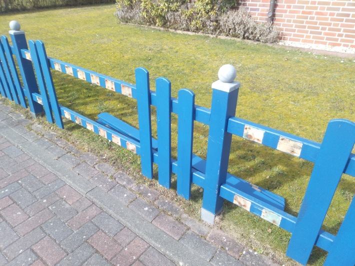 POL-WHV: Sachbeschädigung auf Wangerooge - Unbekannte Täter beschädigten einen Zaun (mit Bild)