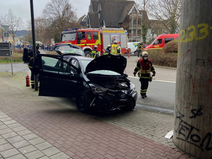 FW-EN: PKW prallte frontal gegen Brückenpfeiler - 58- jährige Fahrerin leicht verletzt.