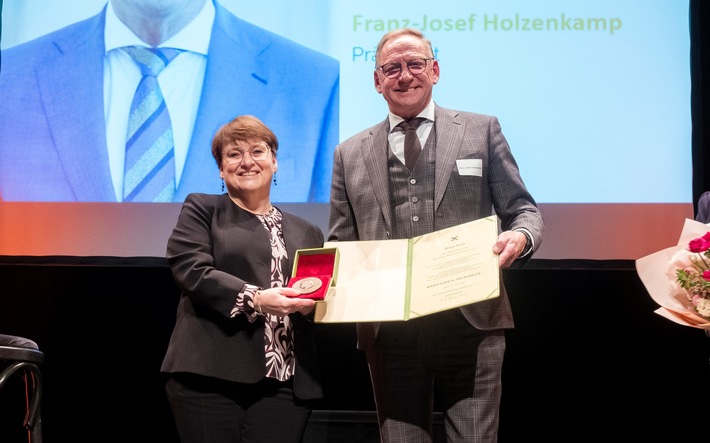 Raiffeisenmedaille für DRV-Geschäftsführerin Birgit Buth I DRV-Präsident Holzenkamp: "Birgit Buth genießt im Genossenschaftswesen Legendenstatus"