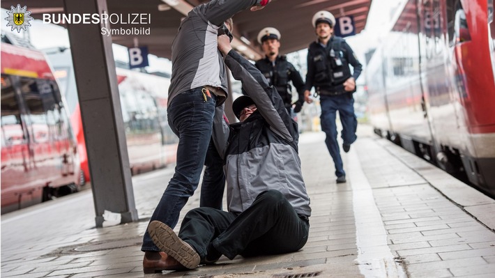 Bundespolizeidirektion München: Angriff auf Mann am Hauptbahnhof / Einfahrender Zug muss Schnellbremsung einleiten