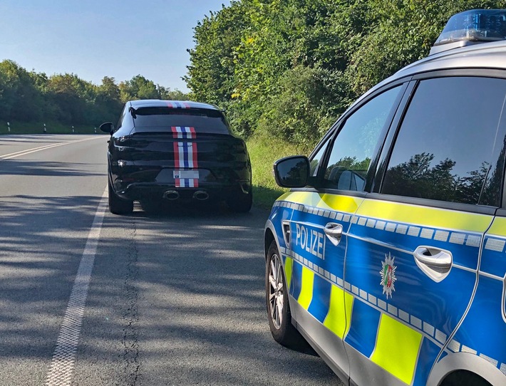 POL-HX: Zwei Dutzend Luxus-Sportwagen passieren Polizeikontrolle / Zwei Fahrzeuge bei Warburg deutlich zu schnell unterwegs