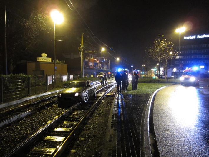 FW-MH: Glüch im Unglück!
Personenkraftwagen landet im Straßenbahngleisbett