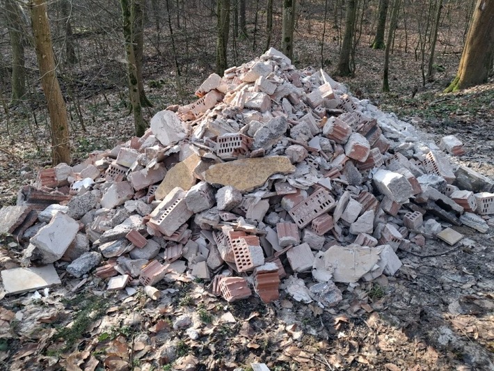 POL-HN: Main-Tauber-Kreis: Zeugenaufruf zu illegaler Ablagerung von Bauschutt