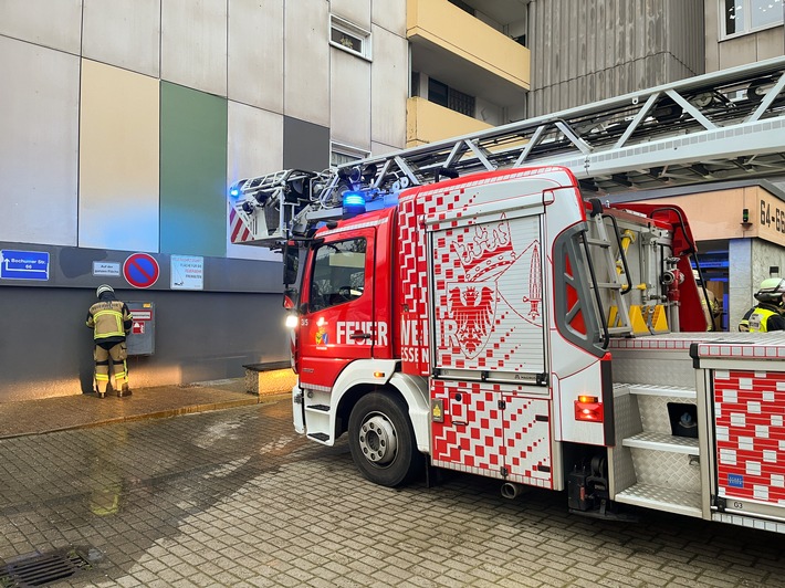 FW-E: Feuer im Hochhaus - Brand schnell unter Kontrolle